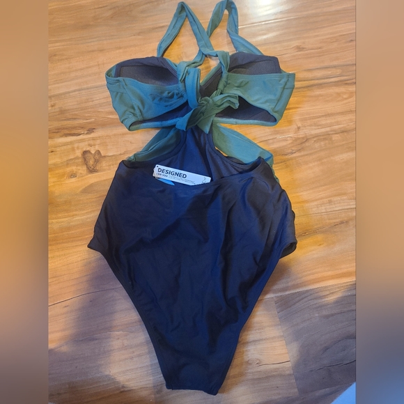 Medium bathingsuite - Picture 2 of 2